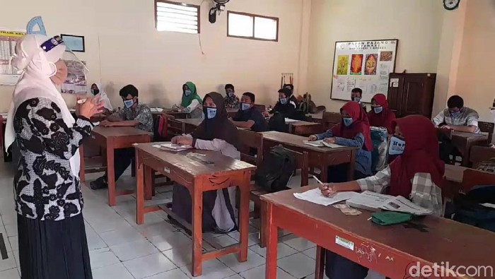 SMPN 1 Brebes Mulai Lakukan Belajar Tatap Muka Pemerintah telah mengizinkan sekolah tatap muka di daerah zona kuning Corona. Salah satunya SMPN 1 Brebes yang memulai sekolah tatap muka perdana hari ini.
