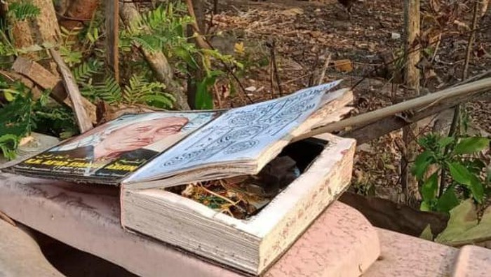 Tangkapan layar story WA memperlihatkan buku mencurigakan menyerupai rangkaian bom di Wonogiri.