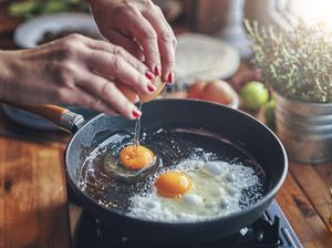 Trik Bikin Telur Mata Sapi yang Lembut, Kuningnya Leleh!
