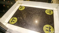 Imbauan jaga jarak di dalam lift di The Trans Resort Bali.