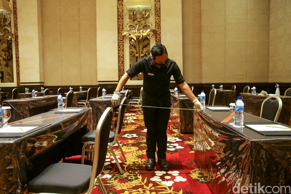 Mengukur jarak di ballroom The Trans Resort Bali. Ruangan ini adalah yang terbesar di kawasan Seminyak. Mengukur jarak di ballroom The Trans Resort Bali. Ruangan ini adalah yang terbesar di kawasan Seminyak.