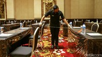 Mengukur jarak di ballroom The Trans Resort Bali. Ruangan ini adalah yang terbesar di kawasan Seminyak.