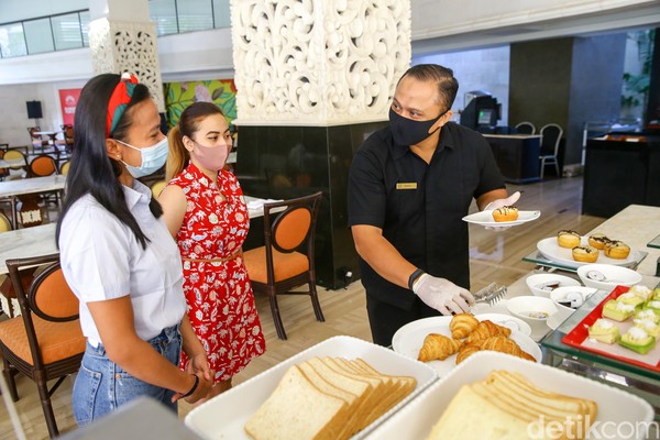 Dan buffet di The Trans Resort Bali akan disajikan bagi tamu berkelompok. Namun, saat mengambil makanan akan dilayani oleh pramusaji. Dan buffet di The Trans Resort Bali akan disajikan bagi tamu berkelompok. Namun, saat mengambil makanan akan dilayani oleh pramusaji.