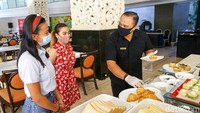 Dan buffet di The Trans Resort Bali akan disajikan bagi tamu berkelompok. Namun, saat mengambil makanan akan dilayani oleh pramusaji.