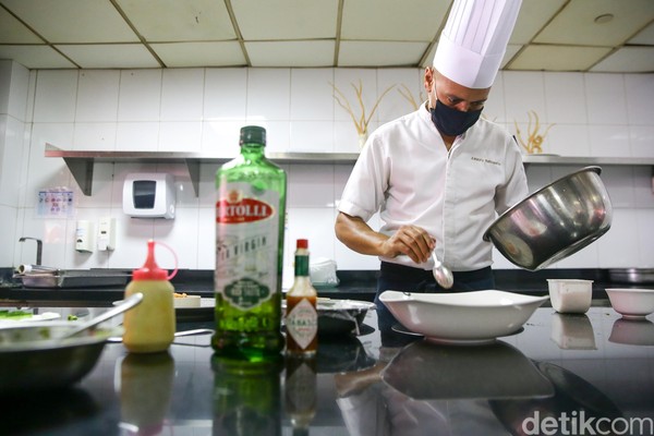 Di masa pandemi ini menu The Trans Resort Bali memang terbatas. Chef, penyaji makanan selalu memakai masker. Di masa pandemi ini menu The Trans Resort Bali memang terbatas. Chef, penyaji makanan selalu memakai masker.