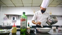 Di masa pandemi ini menu The Trans Resort Bali memang terbatas. Chef, penyaji makanan selalu memakai masker.