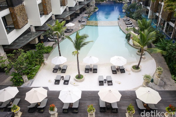 The Trans Resort Bali juga mengalami penurunan jumlah tamu. Dari bulan lalu hingga Agustus belum ada kenaikan dari tamu pribadi. The Trans Resort Bali juga mengalami penurunan jumlah tamu. Dari bulan lalu hingga Agustus belum ada kenaikan dari tamu pribadi.