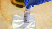The Trans Resort Bali akan memberi masker gratis ke para tamunya. Ada pula hand sanitizer botol kecil di tiap kamarnya. semuanya bisa dibawa pulang sebagai suvenir.