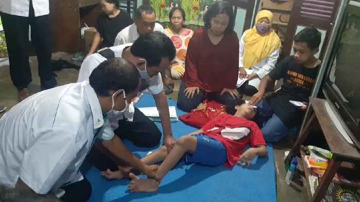 Tim psikoterapi cek kondisi bocah difabel tulis surat ingin sekolah di Blora, Selasa (11/8/2020).