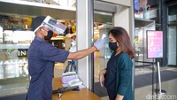 Sebelum masuk Trans Studio Mall Bali, tiap pengunjung diwajibkan mencuci tangan dan menggunakan hand sanitizer. Hanya pengunjung yang bersuhu di bawah 37.3 yang diperbolehkan masuk ke mal.