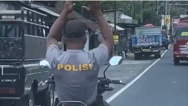 Viral pemotor berkaus polisi berkendara lepas setang-tak pakai helm, Selasa (11/8/2020).