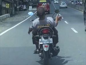 Viral Pria Berkaus Polisi Naik Motor Sambil Rebahan, Ini Faktanya