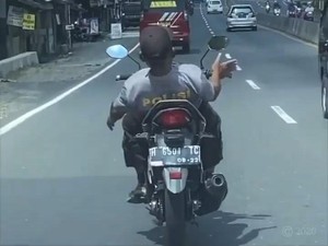 Viral Pria Berkaus Polisi Naik Motor Sambil Rebahan, Ini Faktanya