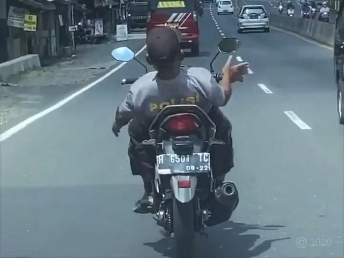 Viral pemotor berkaus polisi berkendara lepas setang-tak pakai helm, Selasa (11/8/2020).