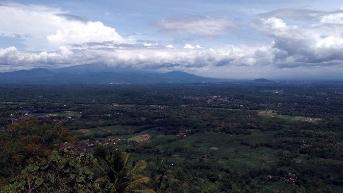 Pemandangan spektakuler Borobudur dari Watu Ambeng