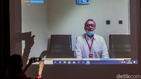 Wakil Ketua MPR Zulkifli Hasan menjadi saksi dalam idang perkara korupsi alih fungsi hutan di Riau dengan terdakwa mantan Legal Manager PT Duta Palma Group Tahun 2014, Suheri Tirta, di Gedung KPK, Jakarta, Selasa (11/8/2020).