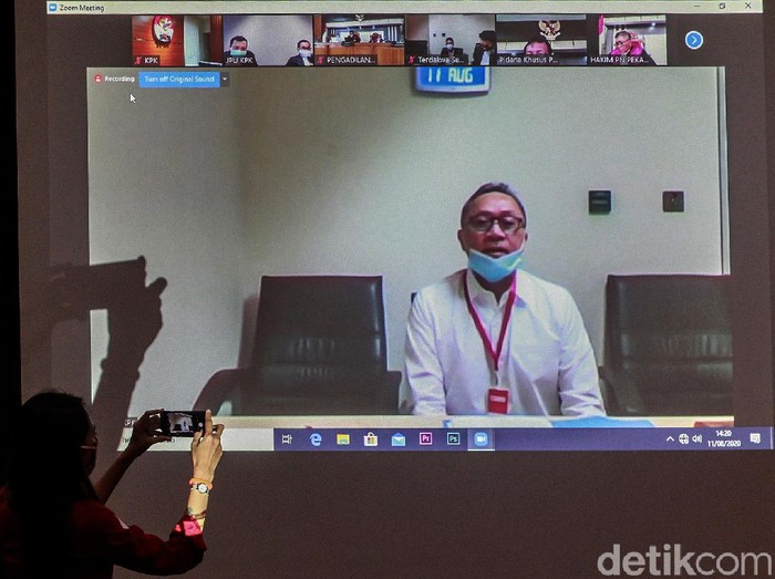 Zulkifli Hasan Bersaksi di Sidang Korupsi Alih Fungsi Hutan Wakil Ketua MPR Zulkifli Hasan hadiri sidang kasus korupsi alih fungsi hutan di Riau. Zulkifli Hasan menjadi saksi dalam sidang terebut.