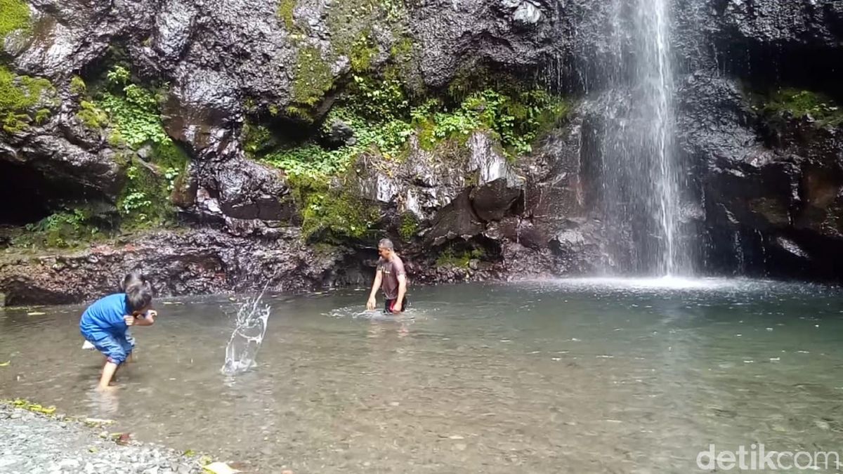 https://awsimages.detik.net.id/community/media/visual/2020/08/12/air-terjun-kakek-bodo.jpeg?w=1200