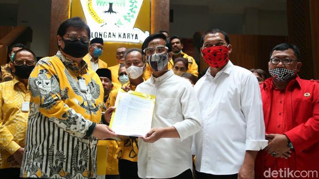 Putra Presiden Joko Widodo (Jokowi), Gibran Rakabuming Raka, menyambangi kantor DPP Partai Golkar, Jakarta Barat, Rabu (11/8/2020). Gibran datang untuk menerima secara langsung surat keputusan (SK) dukungan dari Golkar dalam Pemilihan Wali Kota (Pilwalkot) Solo dalam Pilkada Serentak 2020.
