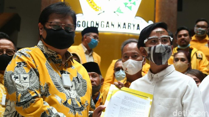 Putra Presiden Joko Widodo (Jokowi), Gibran Rakabuming Raka, menyambangi kantor DPP Partai Golkar, Jakarta Barat, Rabu (11/8/2020). Gibran datang untuk menerima secara langsung surat keputusan (SK) dukungan dari Golkar dalam Pemilihan Wali Kota (Pilwalkot) Solo dalam Pilkada Serentak 2020.