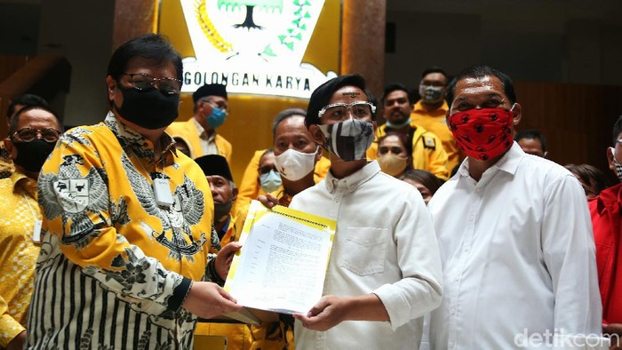 Airlangga Serahkan SK Dukungan Golkar ke Gibran Putra Presiden Joko Widodo (Jokowi), Gibran Rakabuming Raka, menyambangi kantor DPP Partai Golkar, Jakarta Barat, Rabu (11/8/2020). Gibran datang untuk menerima secara langsung surat keputusan (SK) dukungan dari Golkar dalam Pemilihan Wali Kota (Pilwalkot) Solo dalam Pilkada Serentak 2020.