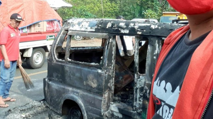 Angkot di Sukabumi hangus terbakar.
