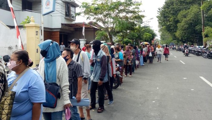 Antrean warga di Dinas Koperasi dan UMKM Solo pagi ini