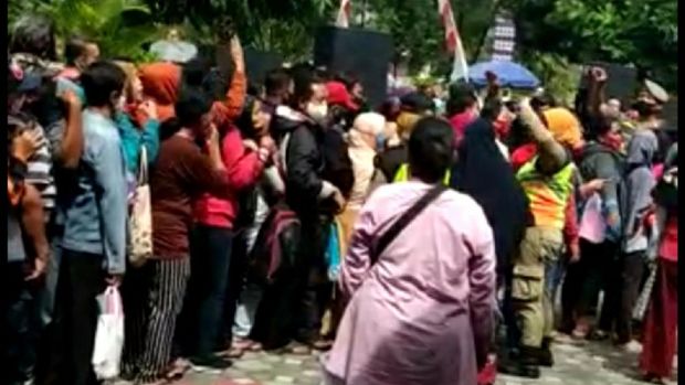 Antrean warga di Dinas Koperasi dan UMKM Solo pagi ini
