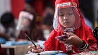 Tingginya kasus Corona membuat anak-anak masih harus belajar secara online dari rumah.