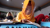 Dengan tetap menggunakan masker dan jaga jarak, anak- anak ini datang ke mushola yang terkoneksi dengan internet.