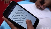 Dengan memasang hot spot gratis anak-anak di sini hanya cukup mendatangi mushola atau rumah yang masih terjangkau dengan internet.