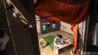 Jangkauan internet ini juga cukup luas, seorang anak terlihat belajar dari rumahnya yang masih terkoneksi dengan internet gratis ini.