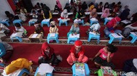 Sejumlah anak belajar bersama di Mushola An-nur, Kosambi, Jakarta Barat, Rabu (12/8/2020).
