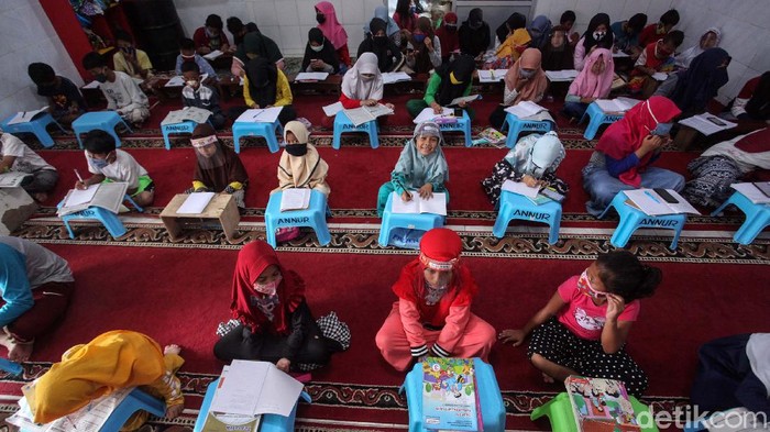 Sejumlah anak belajar bersama di Mushola An-nur, Kosambi, Jakarta Barat, Rabu (12/8/2020). Mereka memanfaatkan WiFi gratis yang diberikan anggota DPR.