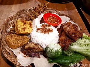 Ayam Cipo: Mantap Banget! Makan Ayam Goreng Serundeng Pakai Lalapan Sebaskom