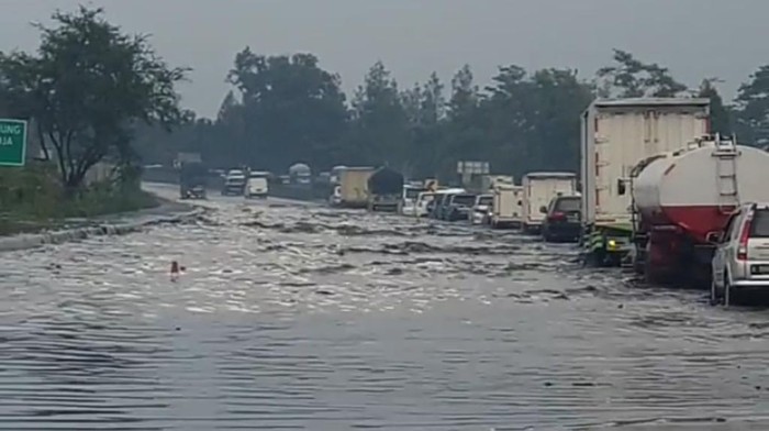 Banjir di Tol Padaleunyi