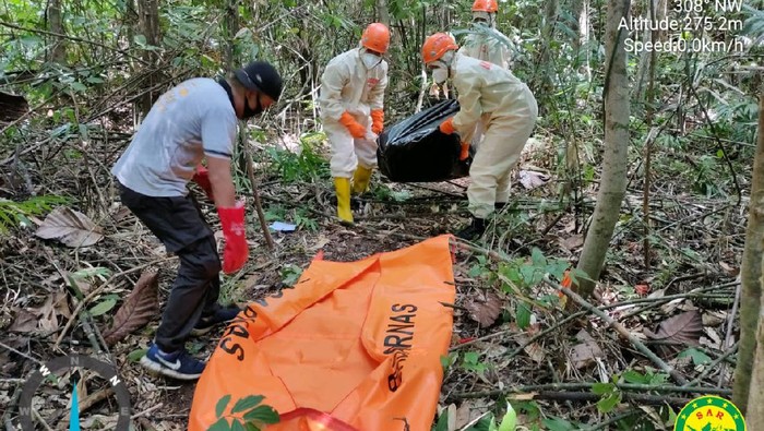Basarnas Manado mengevakuasi pria yang ditemukan tewas di wisata Air Terjun Talawaan, Minahasa Utara, Sulawesi Utara.