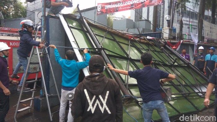 Billboard di Kota Cimahi ambruk diterjang hujan dan angin besar.