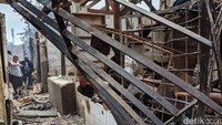 Terasi juga terlihat melengkung usai terbakar.