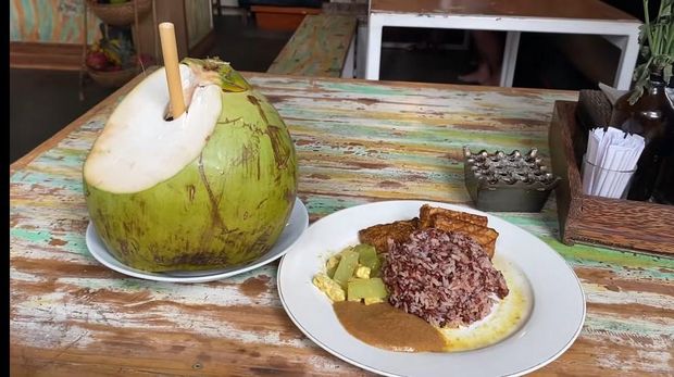 bule makan makanan Indonesia