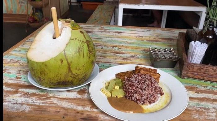 bule makan makanan Indonesia bule makan makanan Indonesia