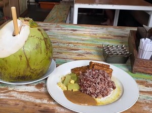 Bule Ganteng 24 Jam Makan Makanan Indonesia, Doyan Banget Tempe