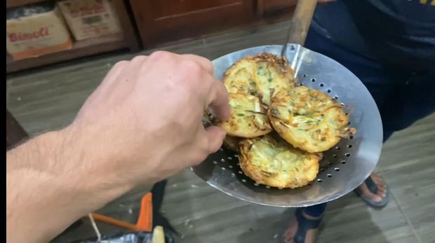 bule makan makanan Indonesia