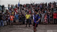 Menjelang HUT RI ke -75, warga setempat mulai menggelar perlombaan olahraga seperti liga sepak bola kampung.