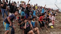 Walaupun kenyataannya di lapangan masih banyak warga yang tidak taat protokol kesehatan seperti memakai masker dan menjaga jarak satu sama lain. 