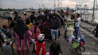 Karena taman ini terletak di ujung utara Jakarta, sehingga yang datang pun hanya warga yang berprofesi sebagai pekerja pelabuhan ataupun  nelayan. 