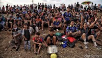 Sejumlah warga beraktivitas di kawasan Taman Tanggul Cilincing, Jakarta Utara, Selasa (11/8/2020).