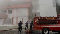 Sejumlah petugas memeriksa kondisi server induk di Badan Pendapatan Daerah (Bapenda) Provinsi Riau di Kota Pekanbaru, Rabu (12/8/2020). Kebakaran di gedung HPBB (High Performace Back Bone) PT Telkom di Kota Pekanbaru pada Selasa (11/8) mengakibatkan layanan jaringan internet ke perkantoran dan layanan publik lumpuh di hampir semua wilayah Sumatera Bagian Utara, kecuali perkantoran yang memiliki jaringan cadangan selain Telkom. ANTARA FOTO/FB Anggoro/aww.