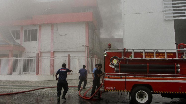 Sejumlah petugas memeriksa kondisi server induk di Badan Pendapatan Daerah (Bapenda) Provinsi Riau di Kota Pekanbaru, Rabu (12/8/2020). Kebakaran di gedung HPBB (High Performace Back Bone) PT Telkom di Kota Pekanbaru pada Selasa (11/8) mengakibatkan layanan jaringan internet ke perkantoran dan layanan publik lumpuh di hampir semua wilayah Sumatera Bagian Utara, kecuali perkantoran yang memiliki jaringan cadangan selain Telkom. ANTARA FOTO/FB Anggoro/aww.