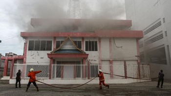 Petugas Pemadam Kebakaran Kota Pekanbaru berusaha memadamkan kebakaran di salah satu gedung di area Plasa Telkom Pekanbaru, di Jalan Sudirman Pekanbaru, Riau, Selasa (11/8/2020) kemarin. ANTARA FOTO/Rony Muharrman.